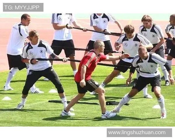 足球球星训练日常揭秘 技术提升与体能强化的完美结合 足球球星训练日常揭秘 技术提升与体能强化的完美结合